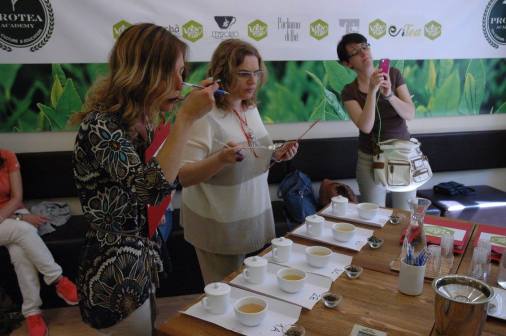 Io mentre degusto i 10 tè