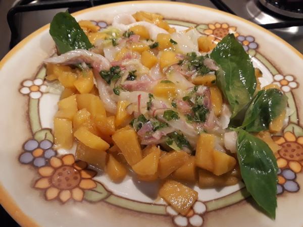 Carpaccio di branzino tè nero pesca