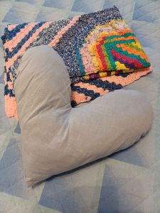 Cuscino del cuore e coperta dell'Associazione SenoAltro di Reggio nell'Emilia